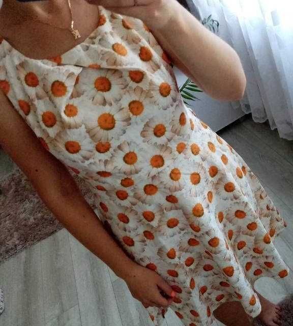 Sukienka z motywem kwiatowym.