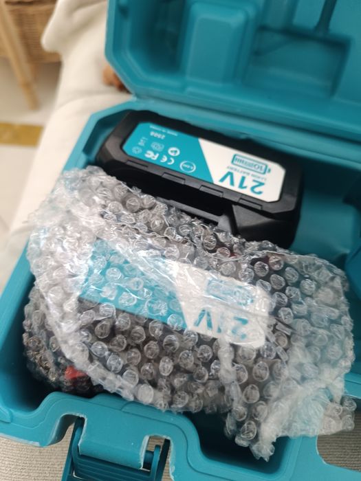 kit de mini motosserra elétrica a bateria (armazenado em uma maleta azul).