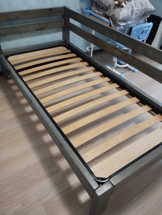 Дерев'яне ліжко з матрацом 90*200