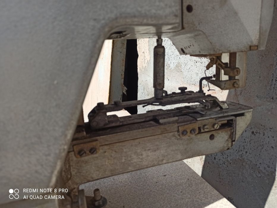 Промислова швейна машинка.