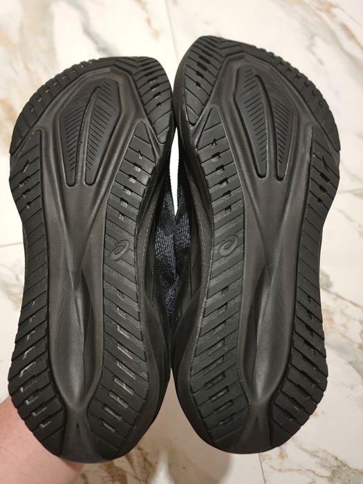 Оригінал 100% чоловічі кросівки asics novablast 5  eur 45