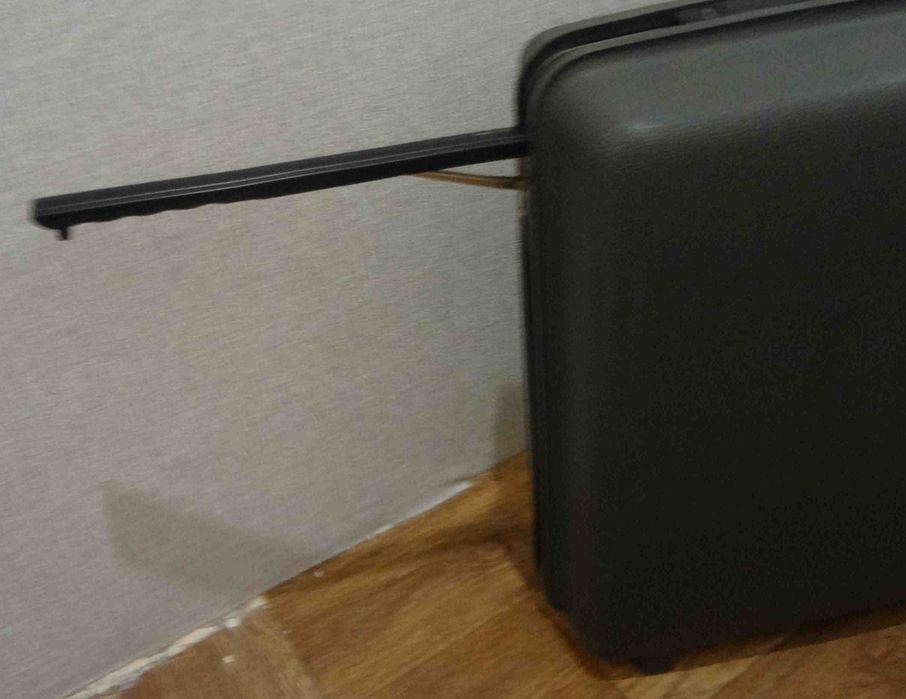 Большой пластиковый чемодан Samsonite