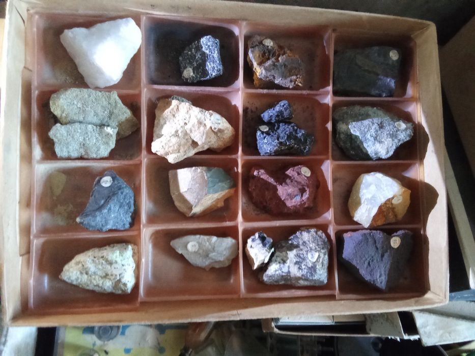 Набір мінерали та гірські породи