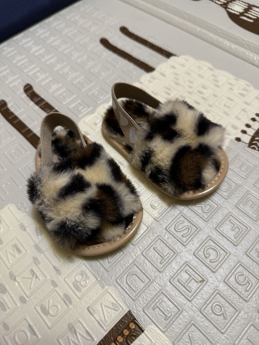 Дитячі леопардові пухнасті капці босоніжки