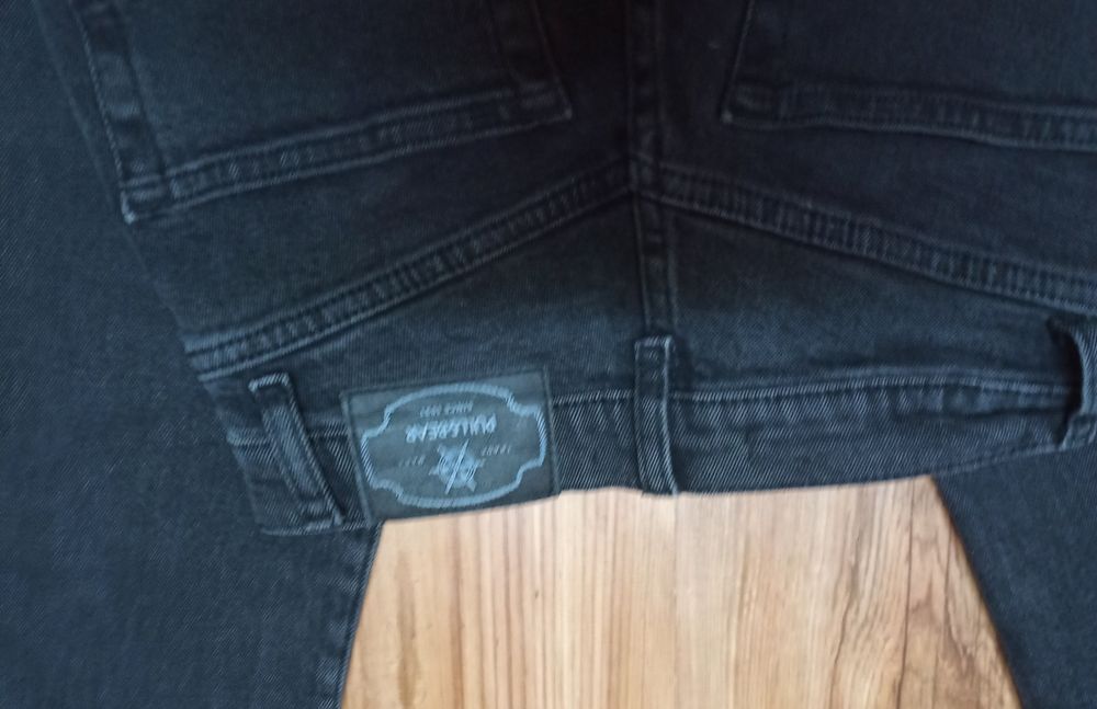 Spodnie dżinsowe. Czarne.  Pull&Bear
