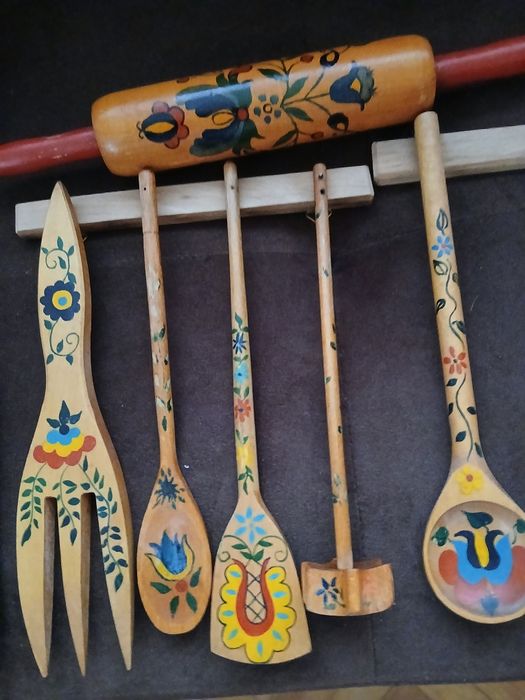 Zestaw drewnanych rzeczy do kuchni  z motywem  łowickim