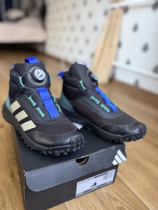 Продам зимние ботинки Adidas