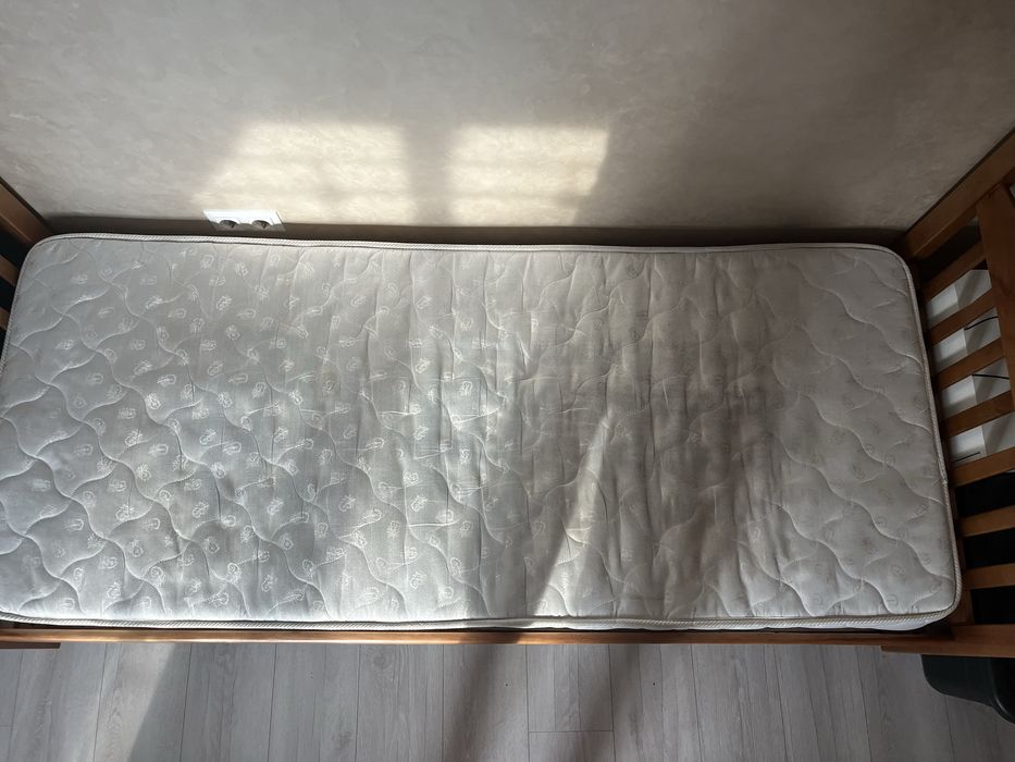 Кровати из бука 2 штуки + бонусом 2 матраса