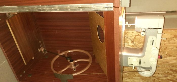 Швейная машинка Подольск 142. Ножной привод. Отличное состояние.