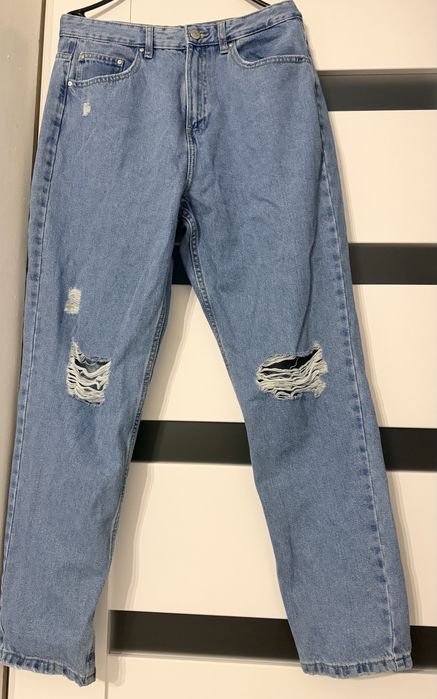 Dżinsy mom fit z przetarciami