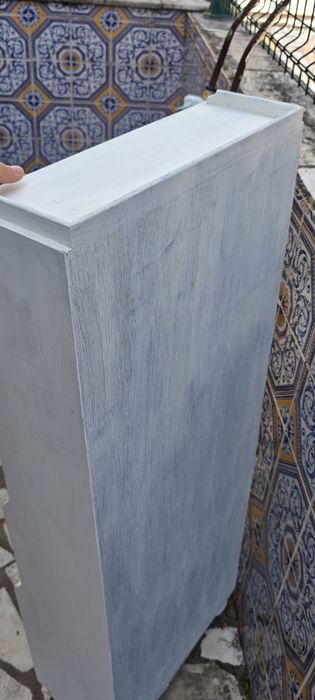 Móvel alto em madeira