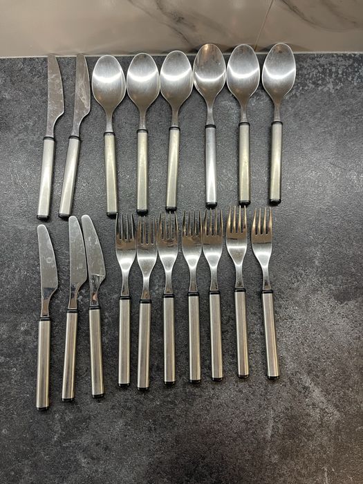 Столові прибори вилки ложки ножі