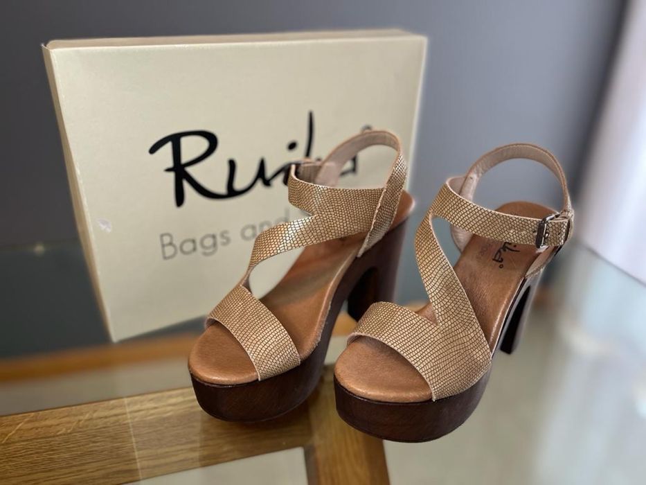 Sandalias douradas Ruga