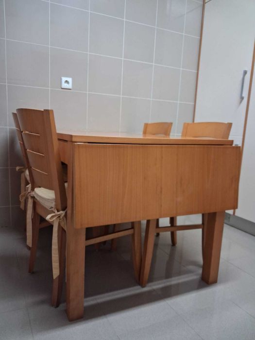 Mesa extensível, 4 cadeiras, 4 cochins e 4 forras suplentes.