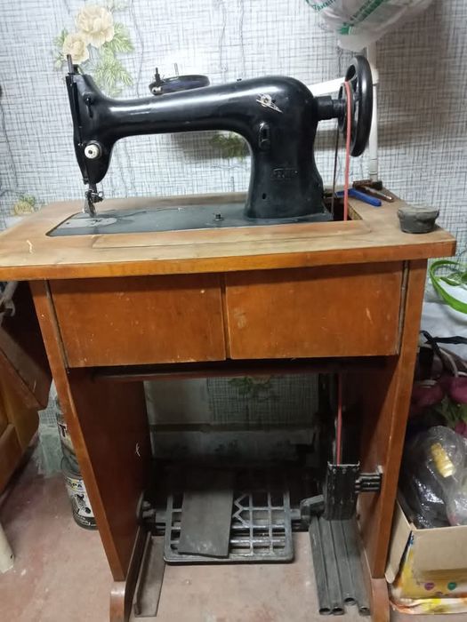 Продам швейну машинку