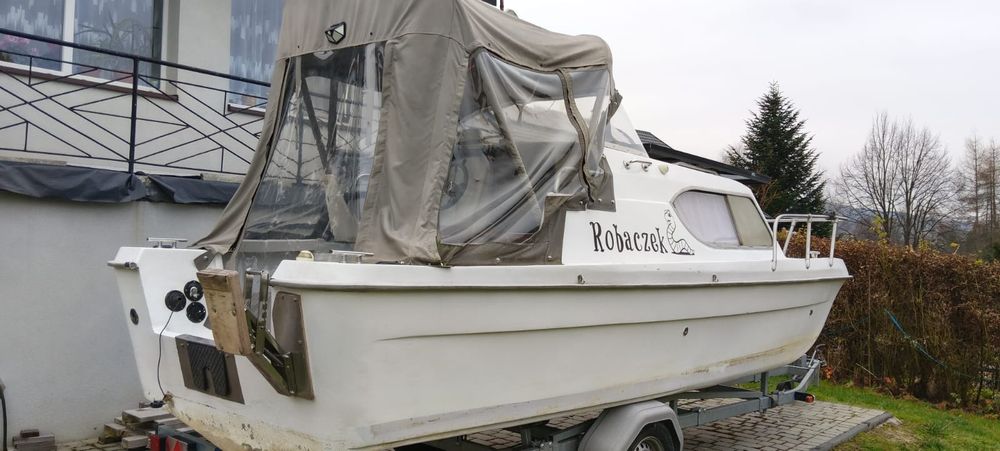 Łódź kabinowa z przyczepą zarejestrowaną