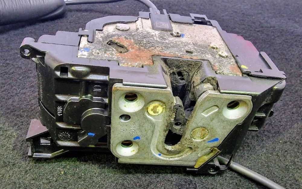 Fechadura / Fecho Porta Trás Direito 825020002R - RENAULT MEGANE III Hatchback