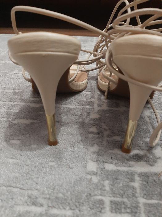 sandałki na szpilce  rozm 37skóra  Carvela