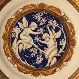 Prato pintado á mão com anjos -