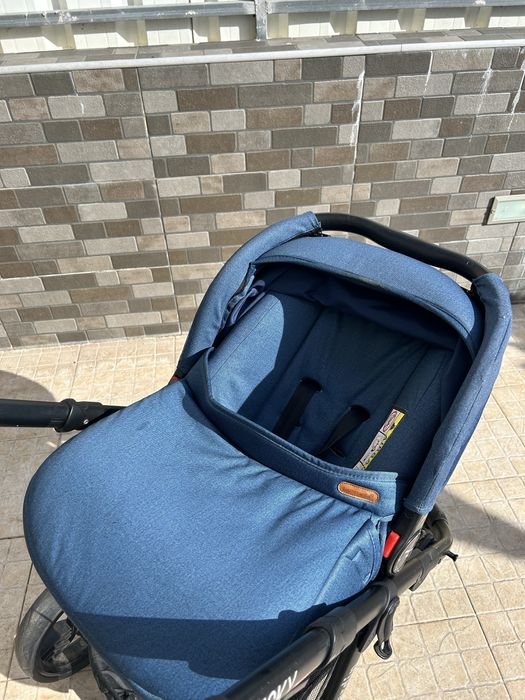 Carinho de bebe com ovo e cadeira