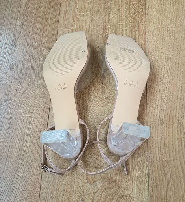 Бежевые женские босоножки на прозрачном каблуке с завязками