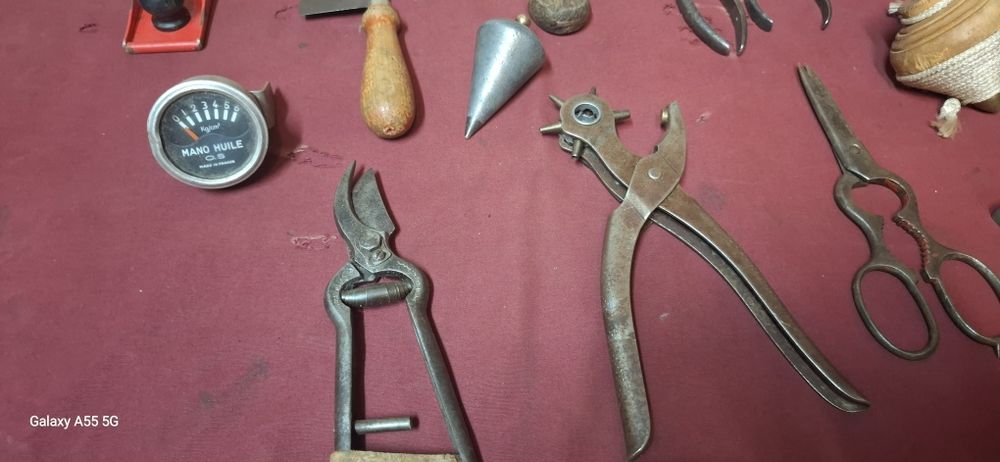 Várias ferramentas antigas