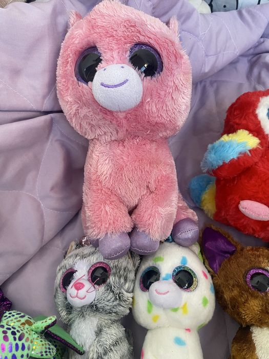 Колекція іграшок з великими очима