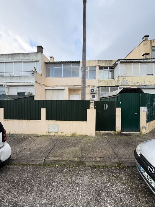 Moradia T3 com Quintal em Camarate