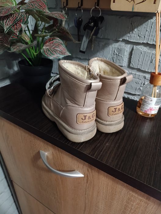 Зимові черевики для дівчинки