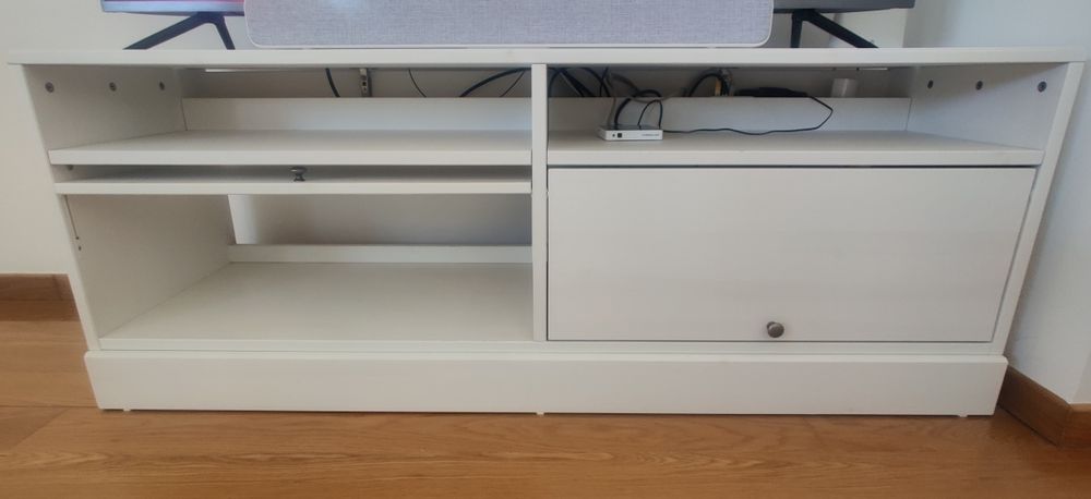 Móvel de TV grande com arrumação para fiação