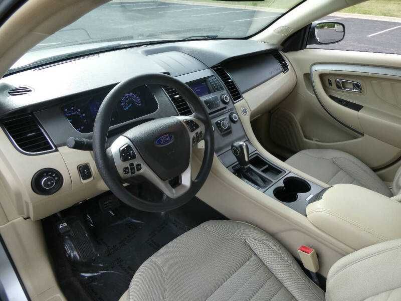 2017 Ford Taurus SE