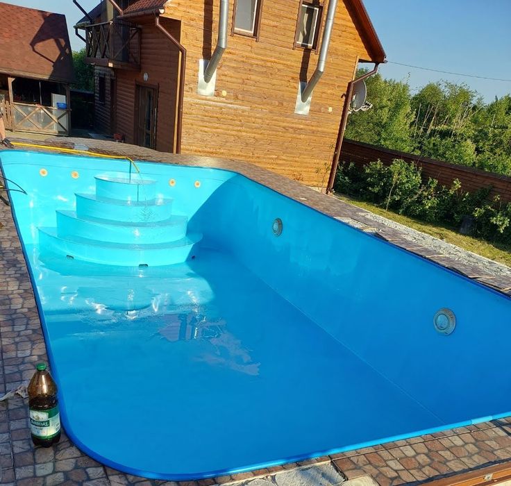 Будинок з великою територією басейном альтанкою