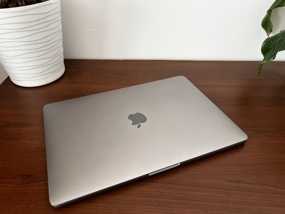 MacBook Pro A1989