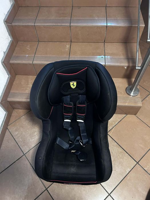 Fotelik samochodowy Ferrari