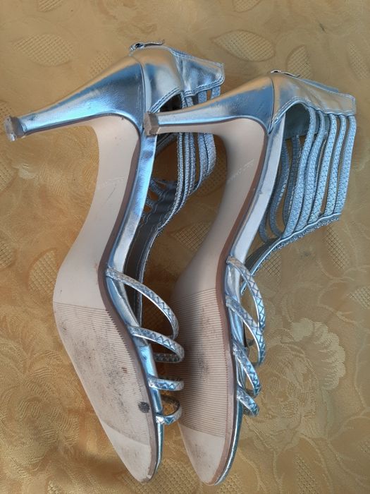 Srebrne sandały na obcasie