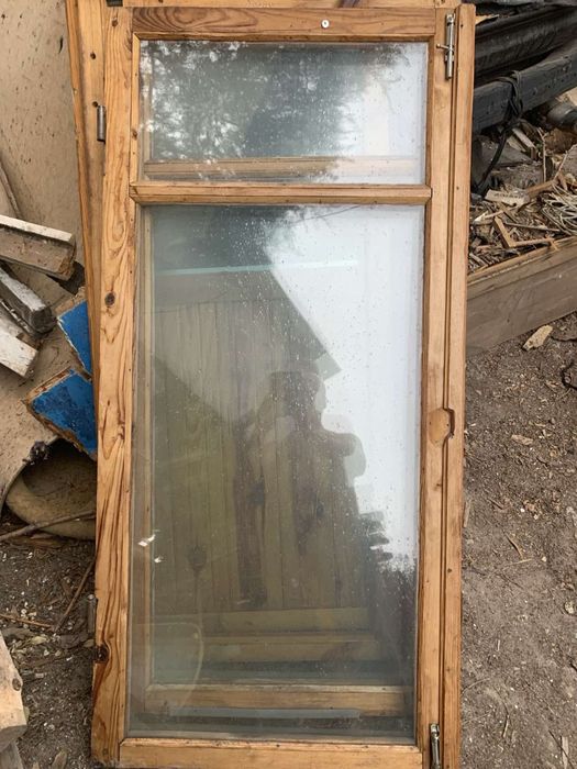 Деревянные  двери и окна в сборе