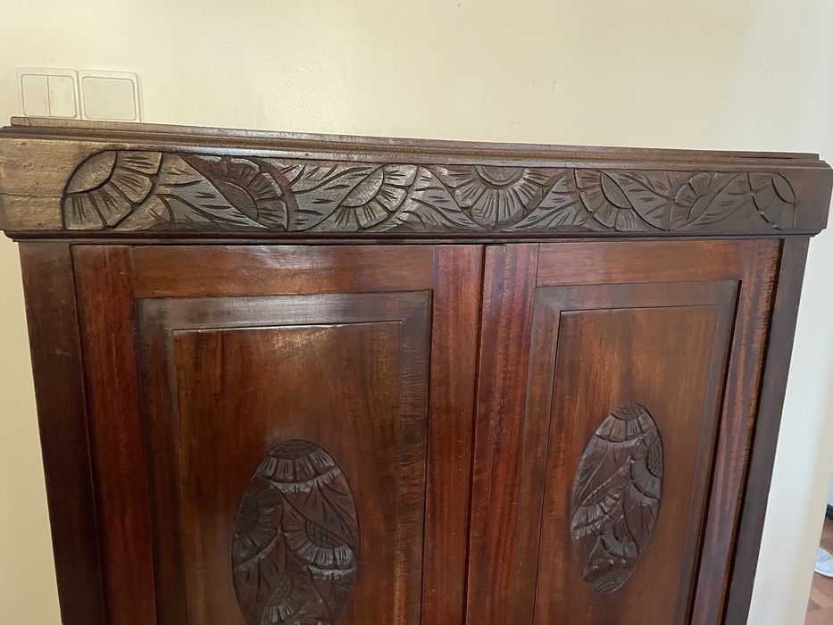 Móvel roupeiro de madeira pequeno antigo vintage