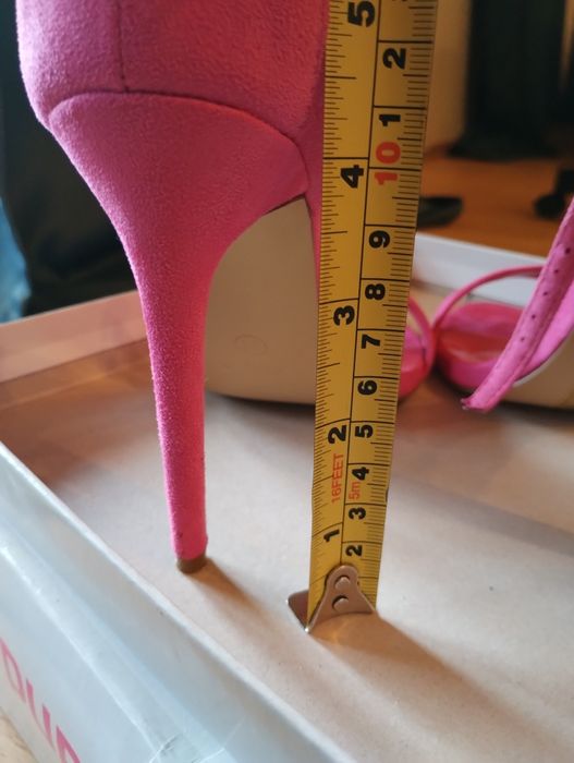 Szpilki fuksja rozm.38.
Coco Perla Paris