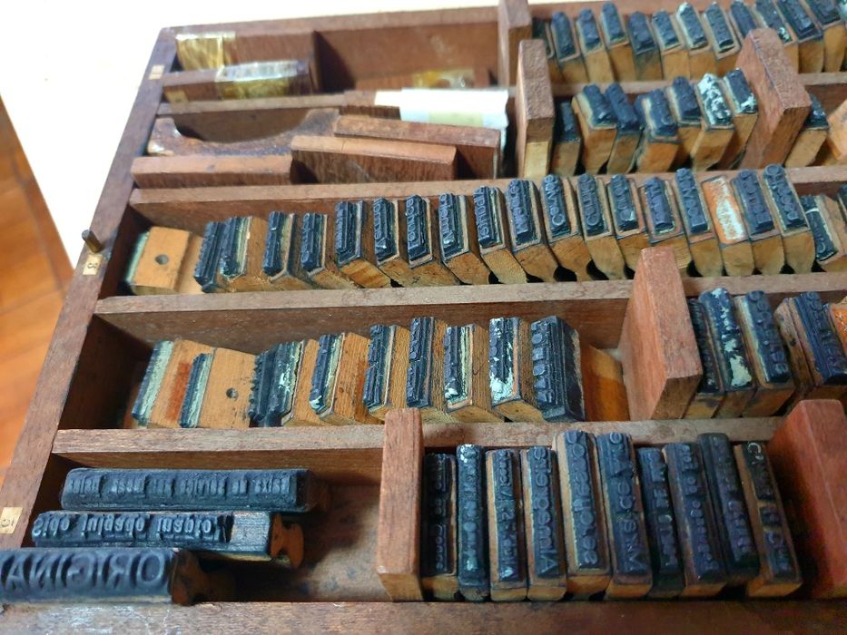 Antiga caixa de carimbos de cidades portugueses com caixa em madeira