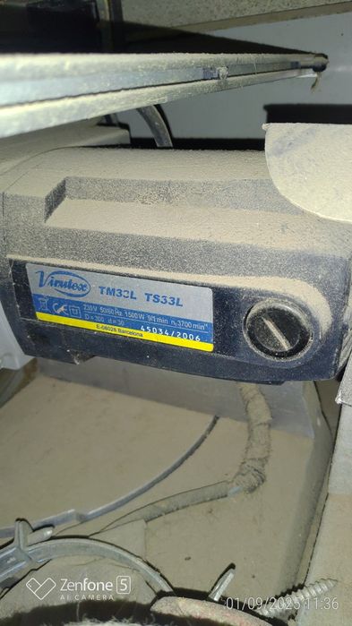 Serra de meia esquadria com prato em cima