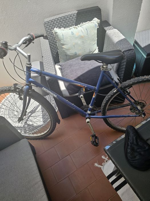 Bicicleta decathlon usada a precisar de um peneu para tras