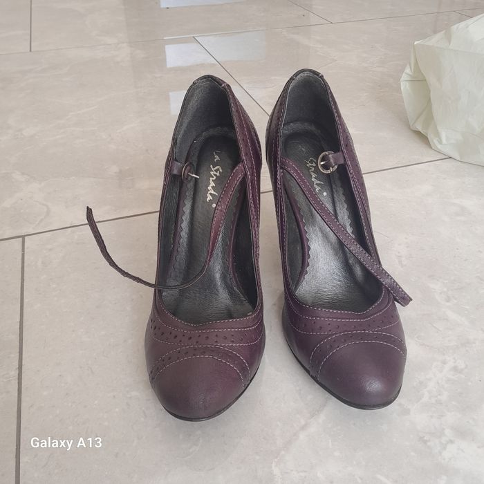 Fioletowe buty czółenka na obcasie szpilki na pasek La Strada