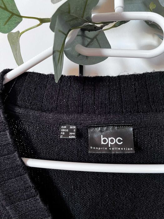 Sweter czarny dekolt V serek sweterek S