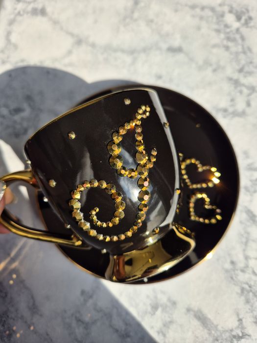 Filizanka 220 czarna złota ekskluzywny prezent litera cyrkonie kawa