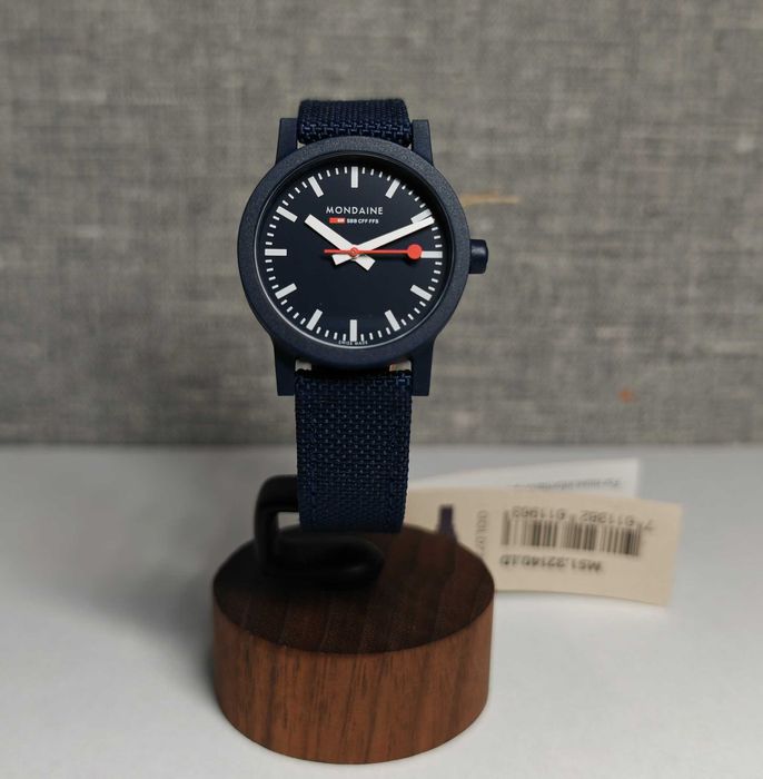 Жіночі та чоловічі годинники Mondaine Swiss made