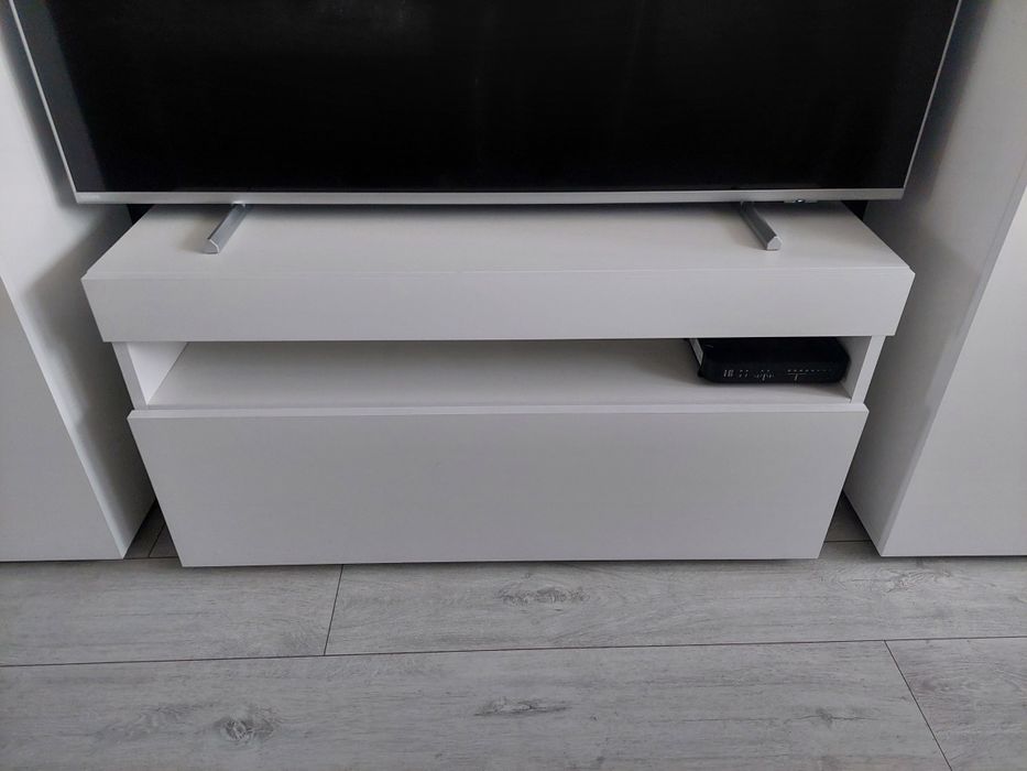 OKAZJA! Biała połysk szafka RTV / komoda – bardzo dobry stan