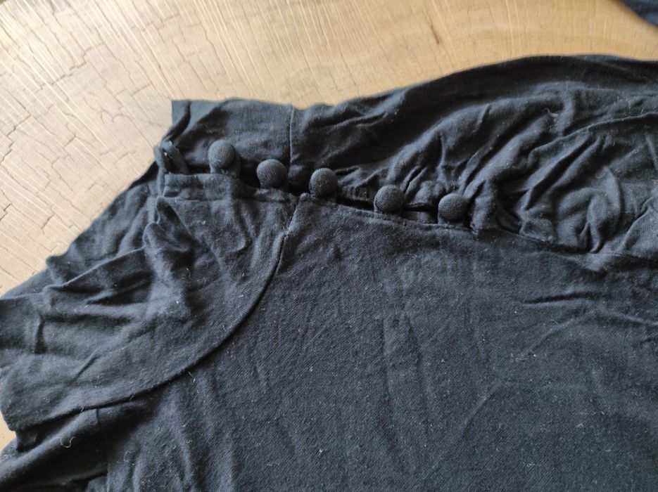 Czarny półgolf rozpinany pod szyją