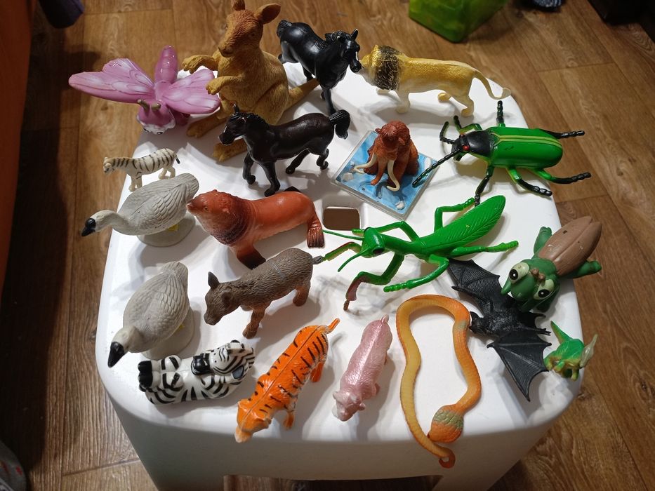 Продам фігурки тварин