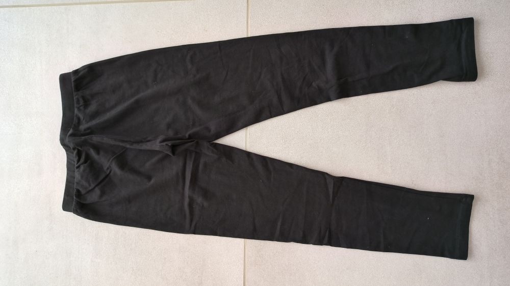 Czarne legginsy 128
