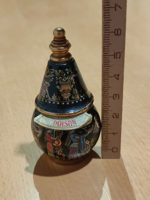 Conjunto de frascos de perfume vintage.